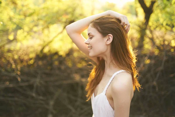 Glad söt kvinna i vit klänning natur träd sommar — Stockfoto