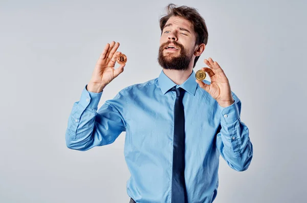 Hombre en una camisa con una corbata criptomoneda bitcoin efectivo inversiones dinero electrónico — Foto de Stock
