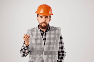 Sakallı adam İnşaat endüstrisi el hareketleriyle izole edilmiş arka plan