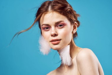 Güzel kadın çıplak emekliliği moda stüdyo mavi arka plan poz