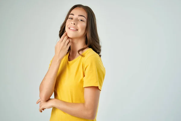 Kvinna i gul t-shirt poserar känslor beskärd vy — Stockfoto