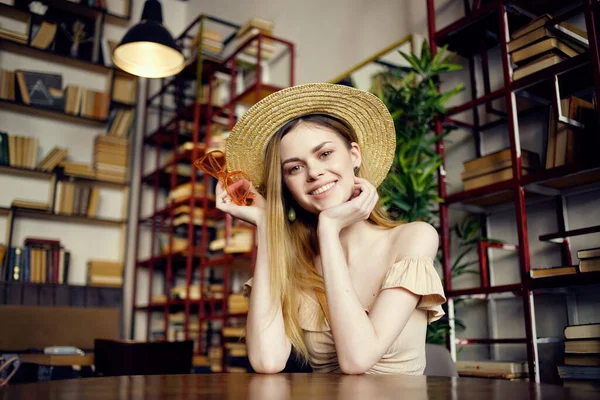 Schöne Frau mit einem Buch in den Händen eines Cafés Mode — Stockfoto