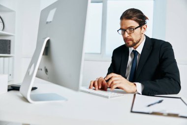 Ofis çalışanı belgeleri telefonla iletişim halinde.