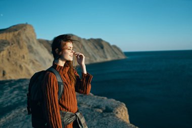 Kadın doğa dağlarını geziyor.