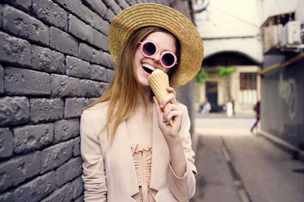 Attractive woman on the street with ice cream vacation city trip — Stock Photo, Image