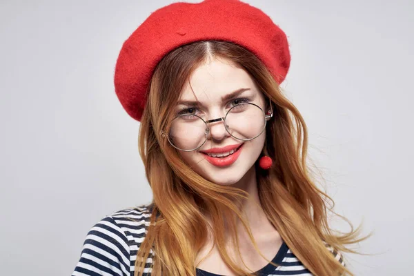 Όμορφη γυναίκα φορώντας ένα κόκκινο καπέλο μακιγιάζ Γαλλία Ευρώπη μόδας θέτοντας τον τρόπο ζωής — Φωτογραφία Αρχείου