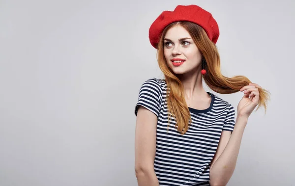 Mooie vrouw in een gestreept t-shirt rode lippen gebaar met zijn handen geïsoleerde achtergrond — Stockfoto