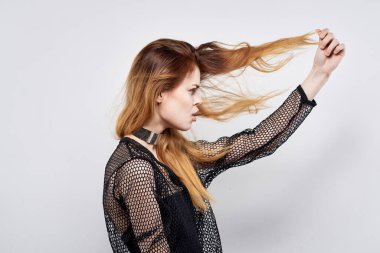 Güzel kadın çekici görünüyor modern tarz mücevher duyguları hafif arkaplan