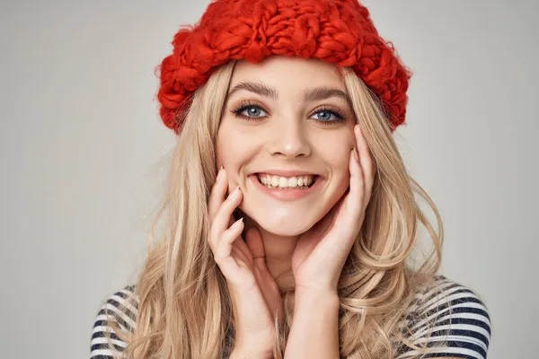 Mulher bonita em uma camiseta listrada Red Hat posando Estúdio — Fotografia de Stock