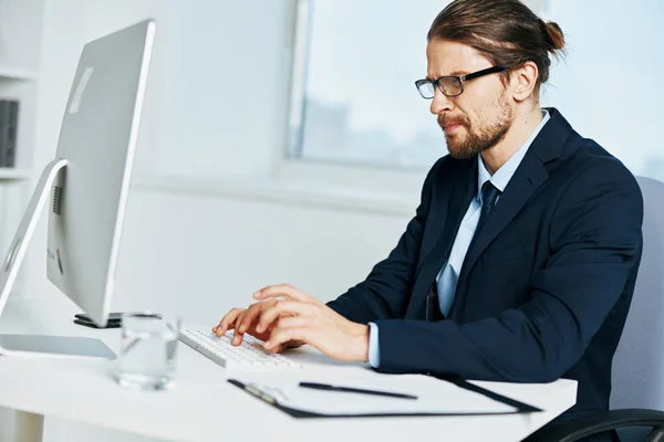 Hombre en un traje un funcionario está trabajando en el ejecutivo de computadoras — Foto de Stock