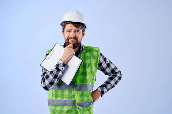 Мужчина-строитель в чертежах белого шлема Профессиональная студийная индустрия — стоковое фото
