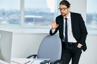 Erkek müdür bilgisayar teknolojilerinde çalışıyor.