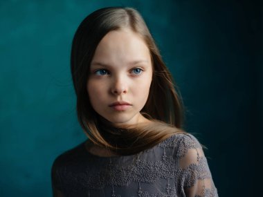 Mavi saçlı depresyonlu kız, üzgün yüz ifadesi.