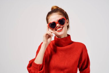 Güzel bir kadın. Kırmızı dudaklar izole edilmiş arka plan.