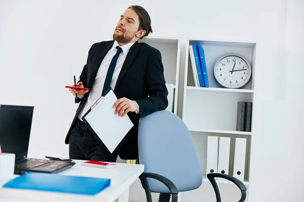 Mann im Anzug offizielle Dokumente Arbeit Bürotechnologien — Stockfoto