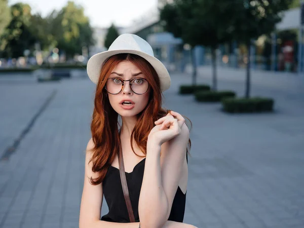 Belle femme dans un chapeau en plein air émotions d'été — Photo