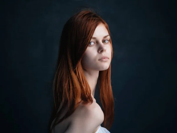 Nő csupasz vállak vörös hajú modell — Stock Fotó