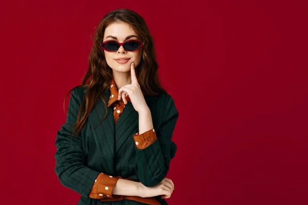 Vacker brunett bär solglasögon kostym glamour isolerad bakgrund — Stockfoto
