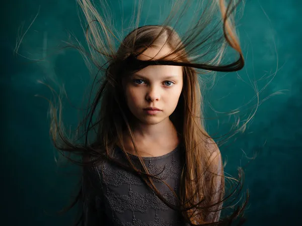 Kleines Mädchen attraktiv aussehen abgeschnitten Ansicht grün Hintergrund — Stockfoto