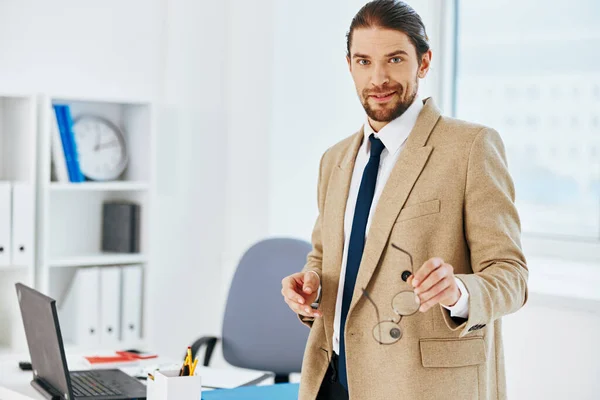 Homem na moda no escritório com tecnologias de documentos — Fotografia de Stock