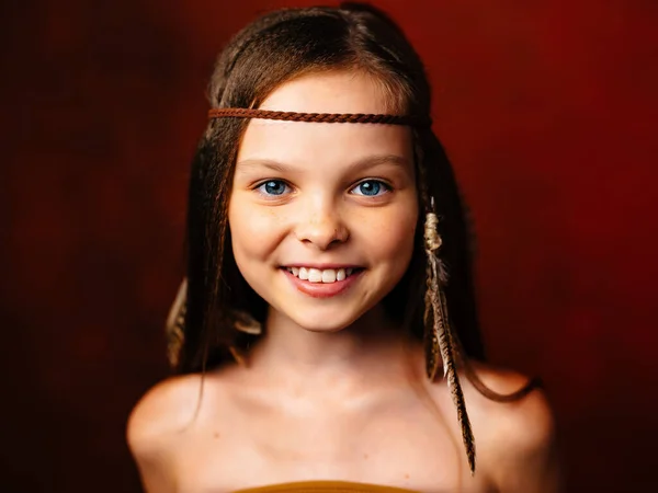 Coiffure fille mignonne Apache ethnicité fond rouge — Photo