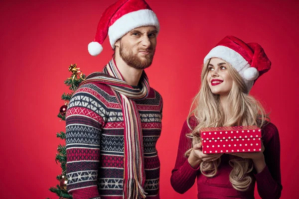 Unga par med gåvor dekoration semester romantik familj — Stockfoto