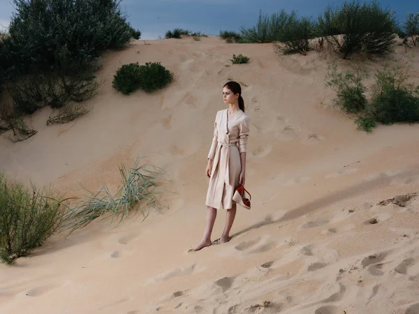 Mujer caminar a lo largo de la playa arena trópicos estilo elegante —  Fotos de Stock