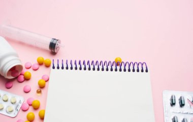 çok renkli ilaçlar vitaminler ilaç antibiyotikleri yardımcı olur.