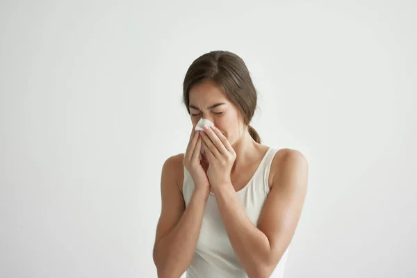 Mujer con secreción nasal gripe problemas de salud —  Fotos de Stock
