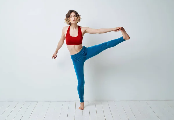 Kvinna gymnast övningar asana aktiv livsstil — Stockfoto