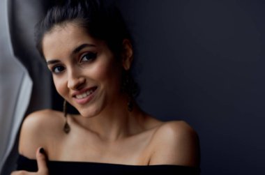 Esmer, pencere dekorasyonu moda stüdyosunun yanında bir kamera tutuyor.