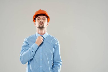 Erkek inşaatçılar koruma ışık arka planı