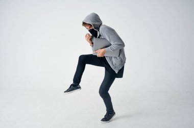 Kapüşonlu maskeli adam teknolojiyi hackliyor güvenlik yaşam tarzı