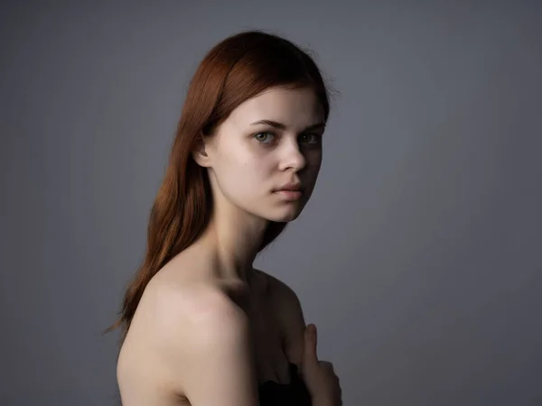Женщина с голыми плечами прическа модель позирует изолированный фон — стоковое фото