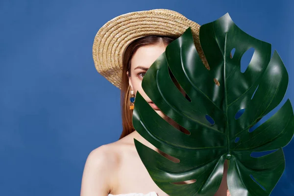 Vacker kvinna grön palm blad poserar beskärd utsikt — Stockfoto