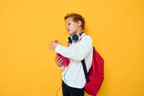 Stilvoller Junge im Kopfhörer Wasserflasche gelb Hintergrund — Stockfoto