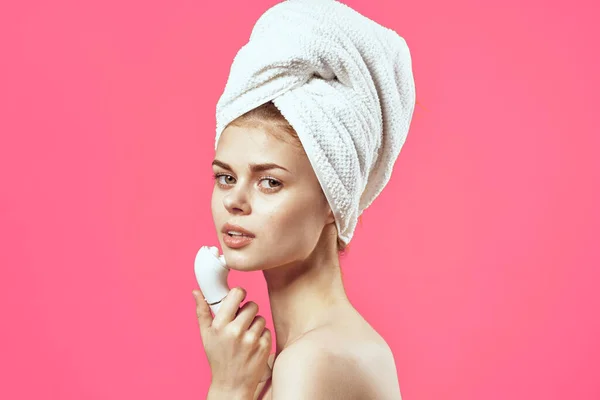 Vrouw met handdoek op hoofd naakte schouders massage geneeskunde cosmetica — Stockfoto