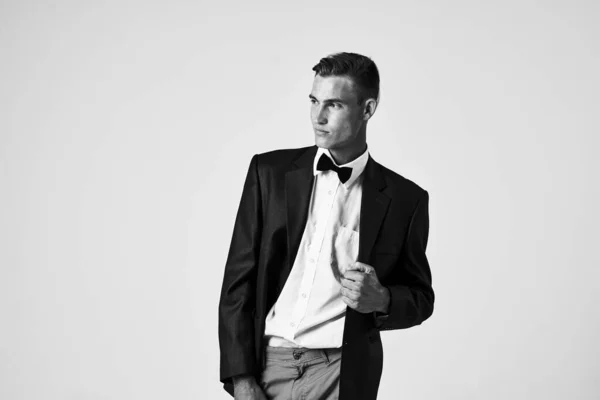 Uomo in giacca e cravatta stile elegante posa — Foto Stock