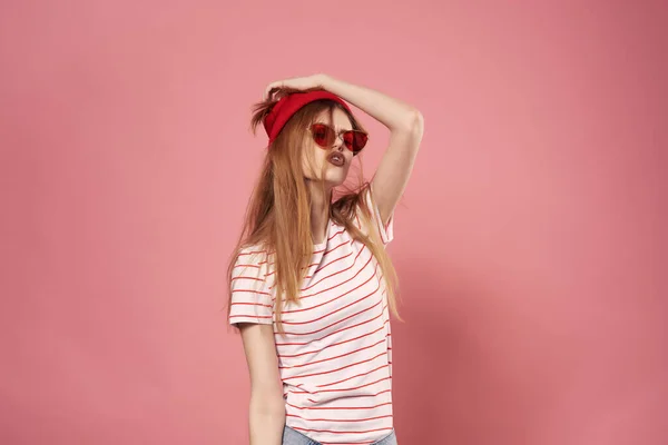 Frau in gestreiftem T-Shirt roter Hut modische Kleidung modernen Stil Spaß — Stockfoto