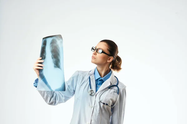 Kvinnlig läkare klänning sjukhus undersökning — Stockfoto