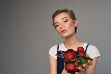 Güzel kadın kıyafetleri. Çekici. Açık renk arka plan.