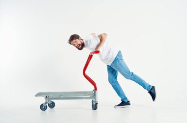 Neşeli adam, izole edilmiş bir nakliye aracına biniyor.