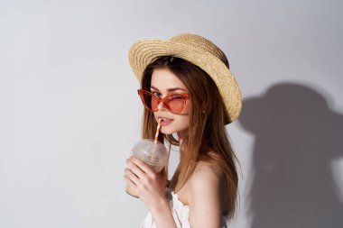 Çekici kadın parlak makyaj beyaz elbise açık arka plan