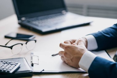 Ofis duyguları teknolojilerinde bir dizüstü bilgisayar için çalışan işadamları