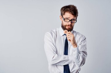 İş adamı finansör ekonomi kripto para birimi bitcoin