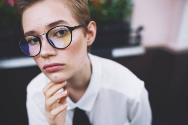 Öğrenci dışarıda bir kafede dinleniyor.