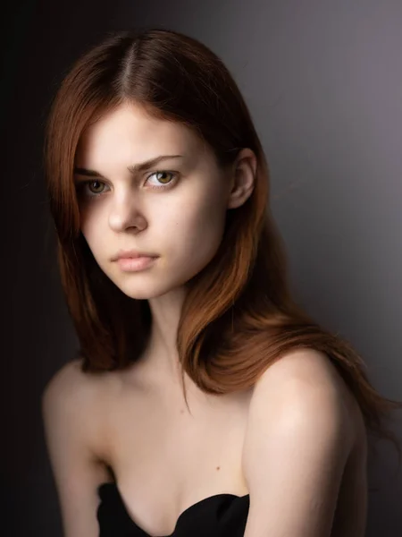 Mooie vrouw rood haar naakt schouders poseren Lifestyle Studio — Stockfoto