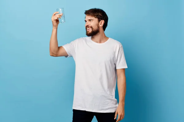 Hombre en camiseta blanca vaso de agua Estudio — Foto de Stock