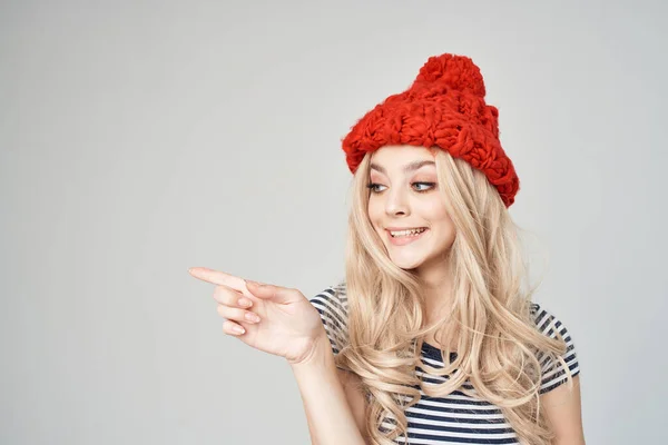 Ξανθιά με ριγέ μπλουζάκι Red Hat posing Studio — Φωτογραφία Αρχείου