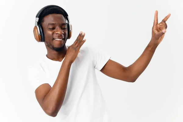 Hombre alegre bailando con auriculares escuchando música estilo de vida — Foto de Stock